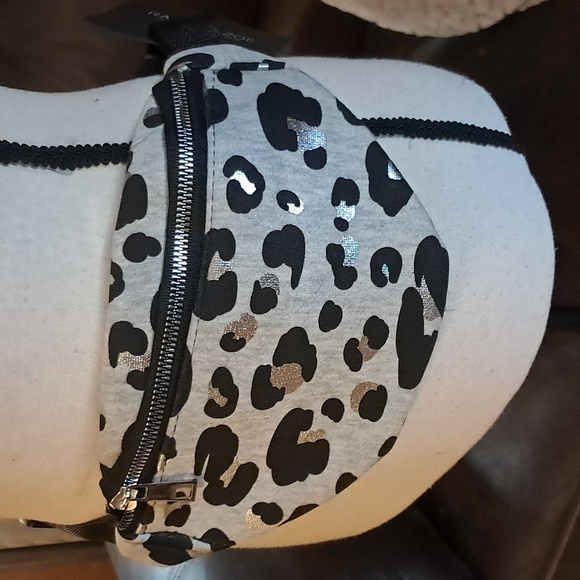 Rachel Zoe Sling/Crossbody Bag Fanny Pack Animal Print Metallic Silver - Picture 1 of 8